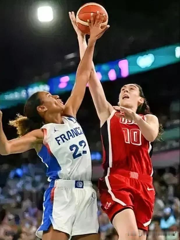 巴黎奥运会最后一枚金牌产生，女篮决赛，美国女篮以一分优势，77-76战胜东道主法