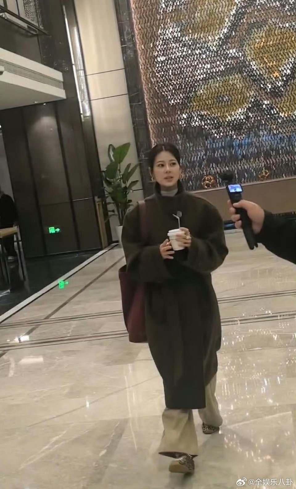 导演，这里真的不是在拍戏吗？随手一截都是海报封面。赵昭仪综艺录制像在拍现偶合伙人