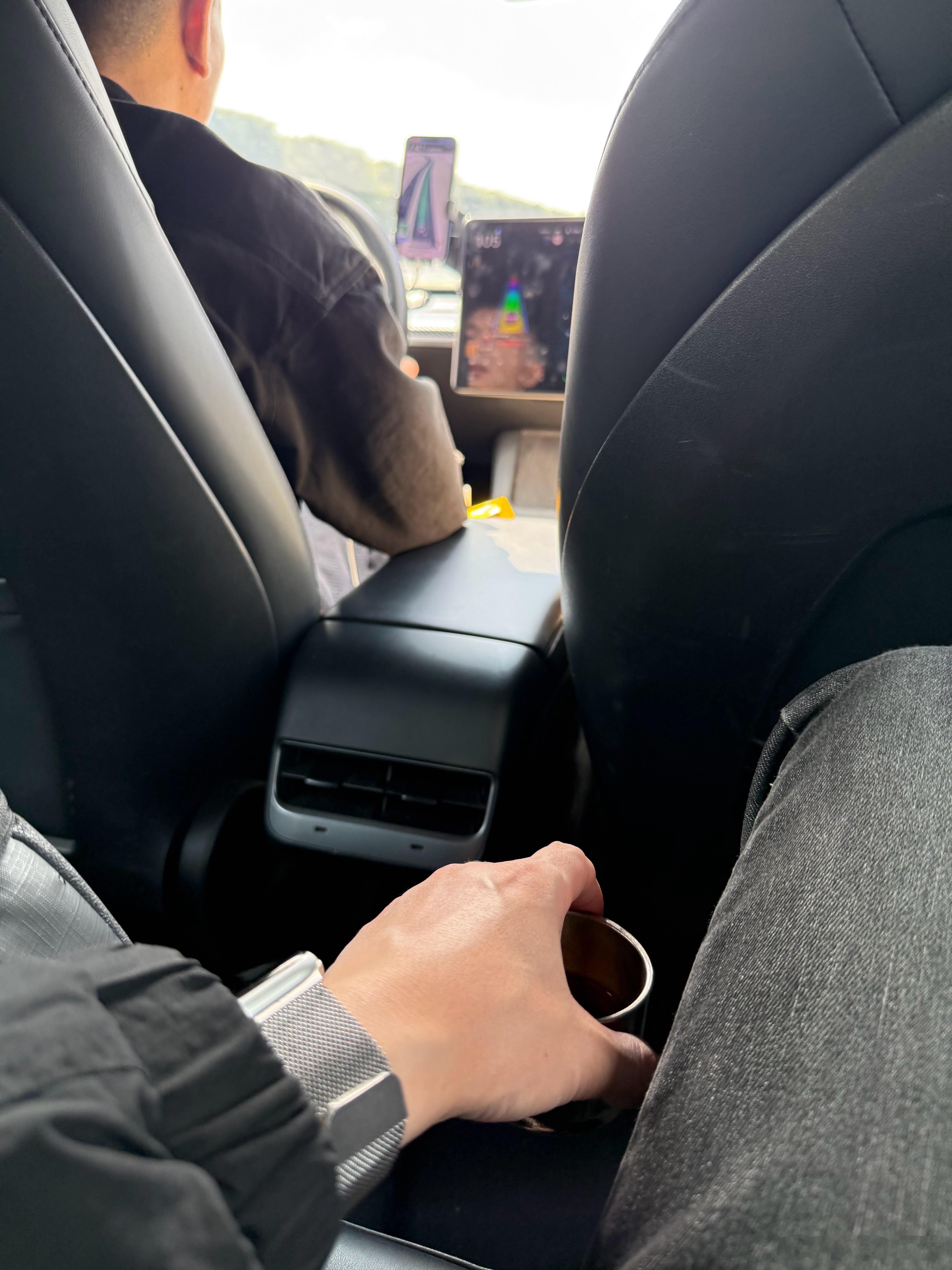 打了辆model3的顺风车，颠回到杭州了，终于回来了，杭州的秋天还有一点点窗口期