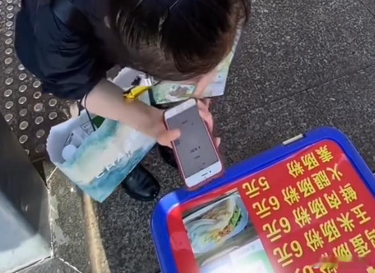 女孩截图假付款 真的人不可貌相，瘦瘦小小的，看起来挺文静的小女生。5元钱的素肠粉