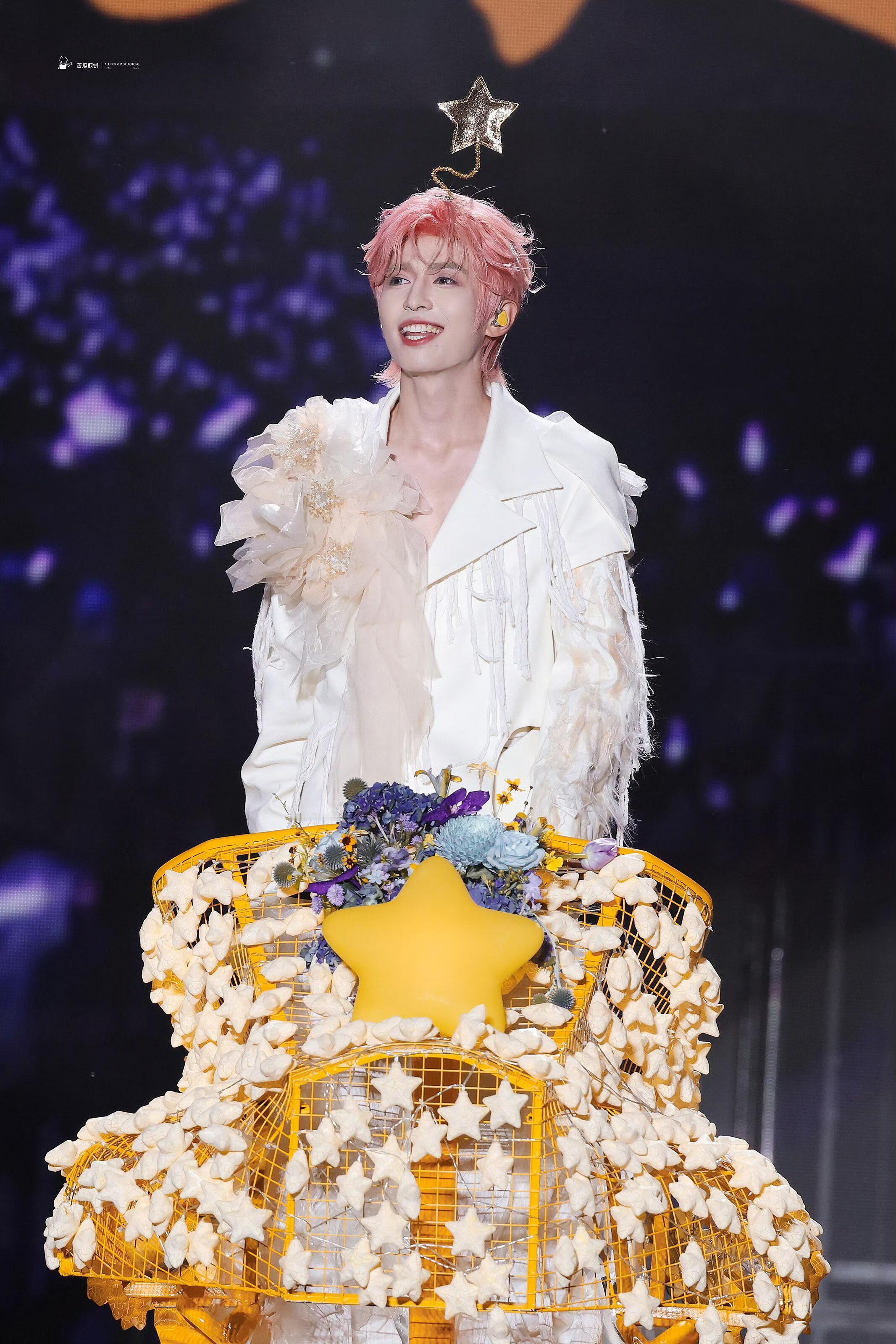 这个赵小童真的好萌！天线小王子👑 好会设计啊粉发真的超帅！！！十个勤天｜赵小童