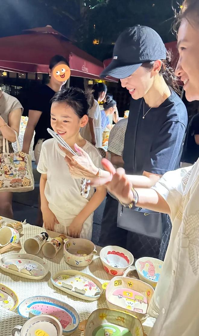 董璇与女儿小酒窝在江西陶溪川集市被偶遇，小酒窝遗传了董璇的美貌，肤白似雪、星味十