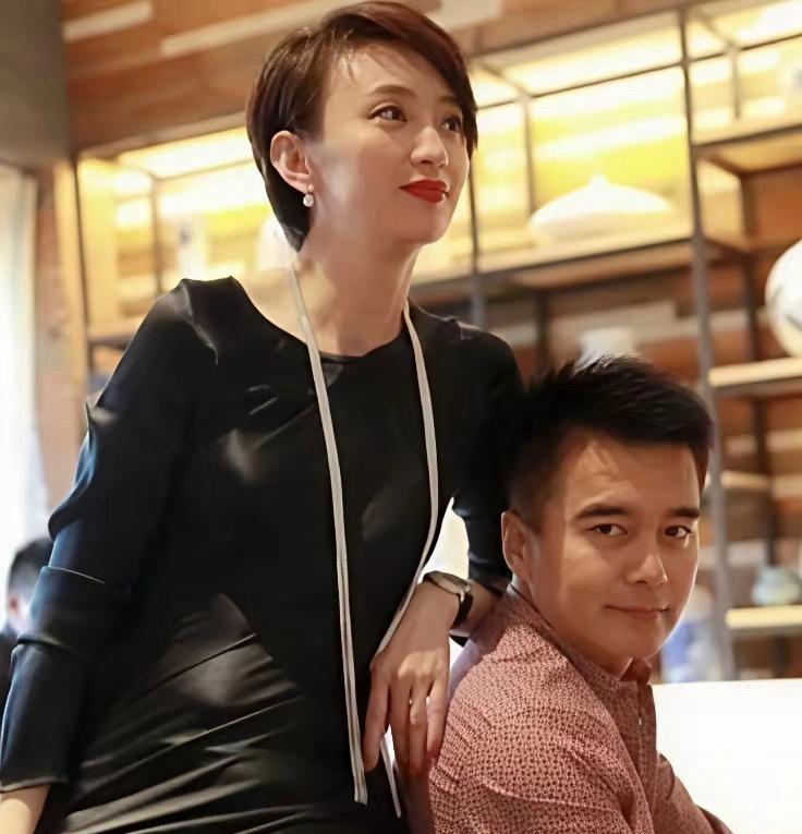 其实祁厅长许亚军挺命苦的。第一任妻子黄建萍是演员，生病去世了。第二任妻子张唏有心