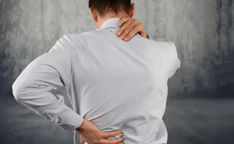 慢性疼痛为啥治不好？神经会自己“养大”痛感。 很多人觉得神经系统就像家里的电线，