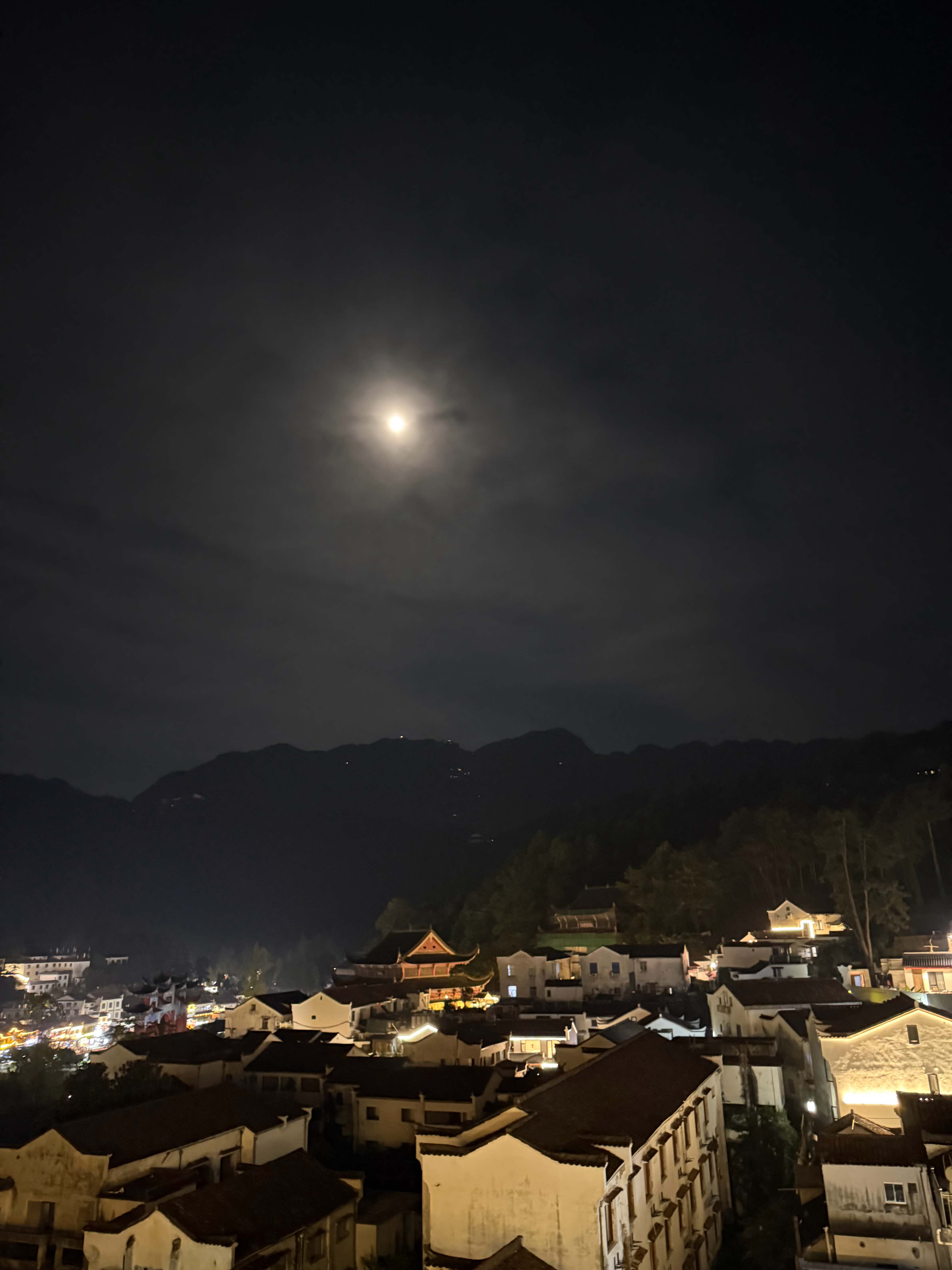 请大家看月亮🌙虽然雾蒙蒙的  ​​​