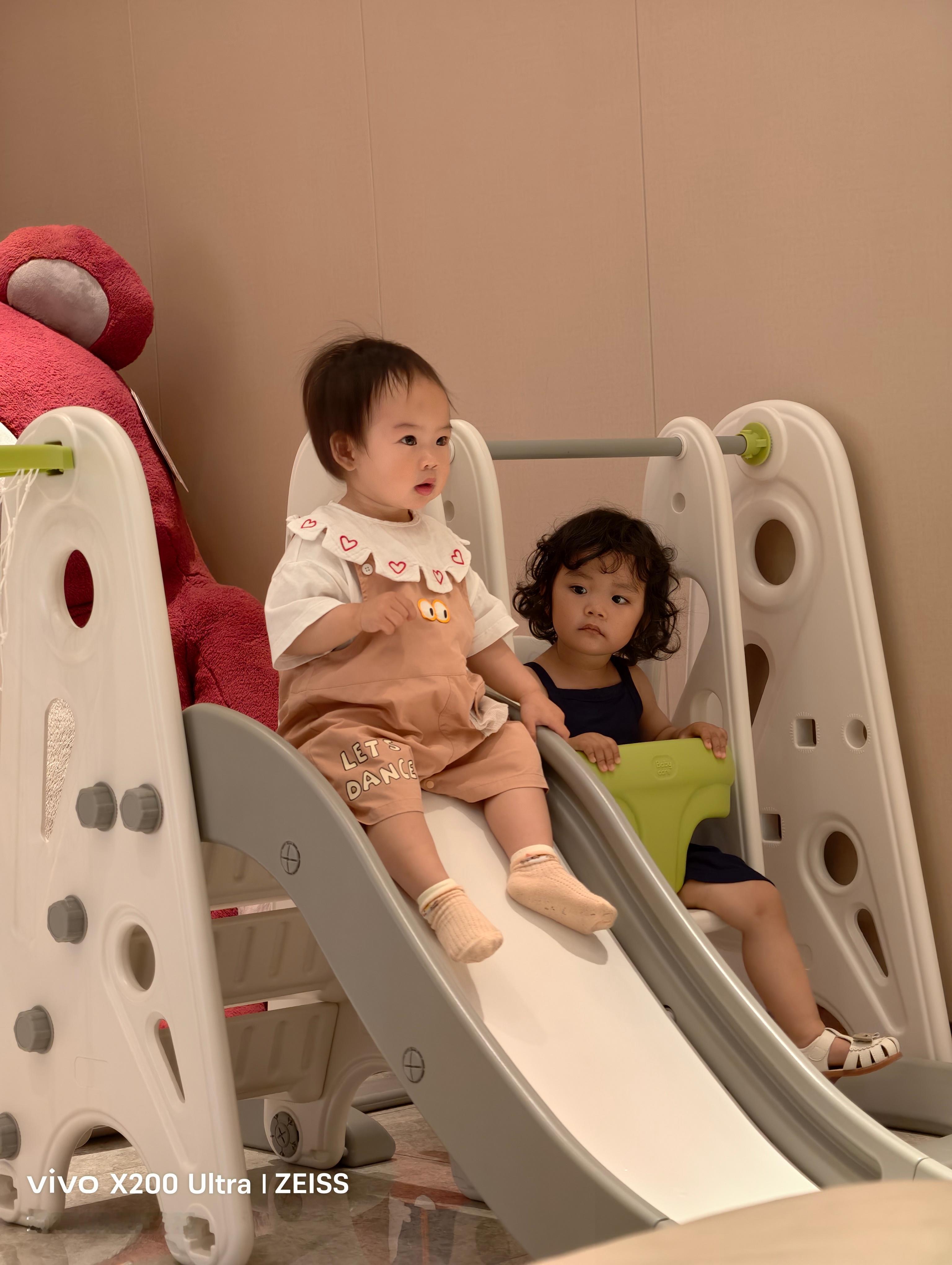 今天我们去了了姐姐家玩啦怎么形容呢？老鼠掉进米缸里，小孩掉进玩具店回来路上，一直