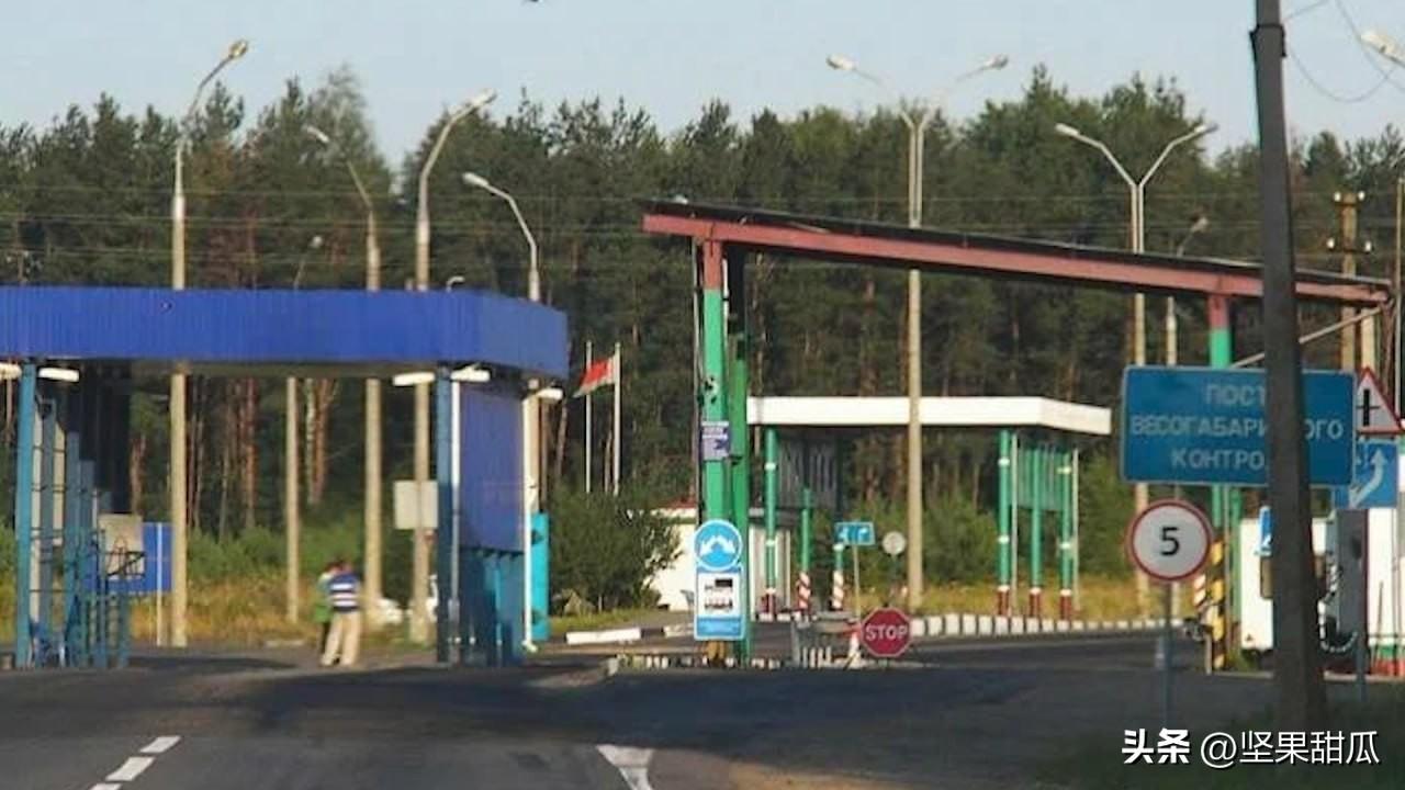 这是乌克兰挑衅。️据SHOT报道，一架乌克兰FPV无人机袭击了俄白边境附近的一辆
