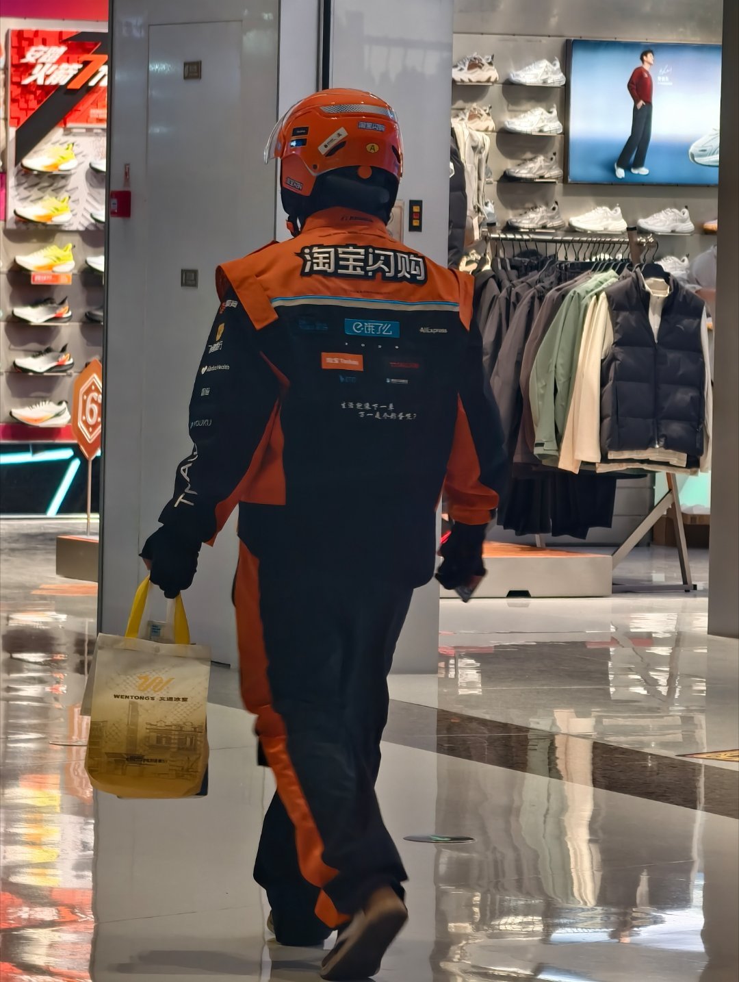 饿了么骑手已更换橙黑新工服下班路上已经看到带新装上岗的淘宝闪购了！饿了么APP更