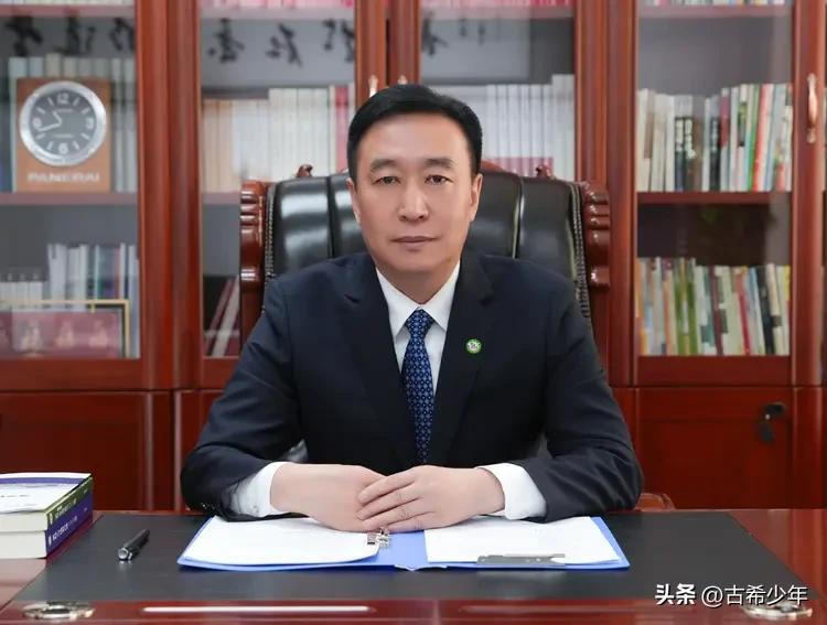 杜锐的成就和荣誉很多，论罪之外更惜稀缺良才——
 
看完杜锐一长串密密麻麻的人才