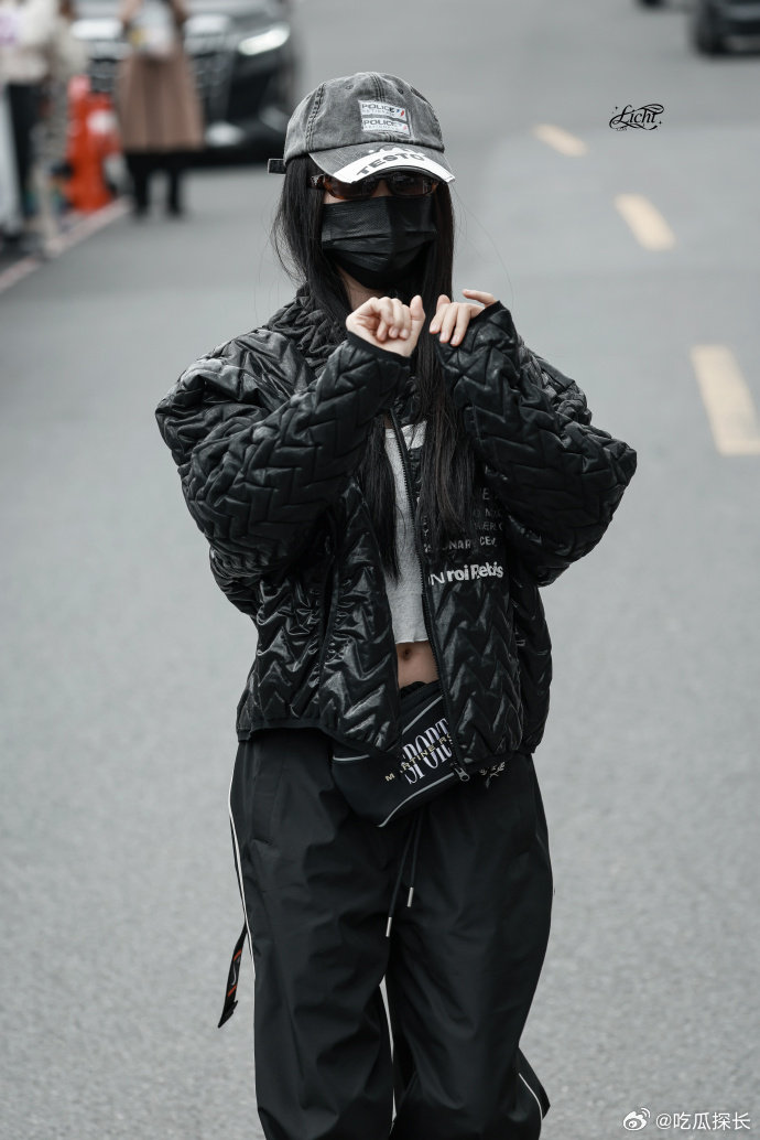 虞书欣设计感羽绒服虞书欣今日上班一身黑色机车装，又美又酷的。虞书欣黑色羽绒服