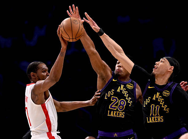 最近三场与火箭的比赛，湖人逼出了杜兰特总计20次失误。火箭vs湖人