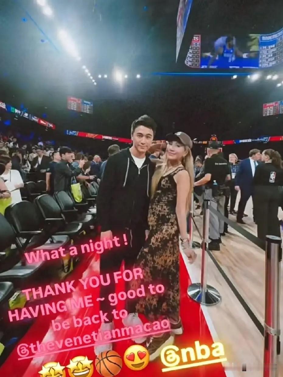 何超盈近日现身澳门NBA赛场，与弟弟何猷君、弟媳奚梦瑶及小侄子一同观赛，一家人同