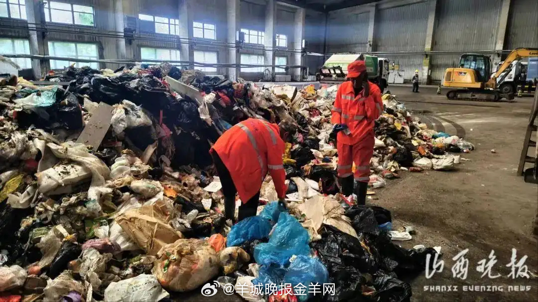 #让环卫工翻8吨垃圾找手表有必要吗# 【#环卫工高温下花4小时翻8吨垃圾帮游客找