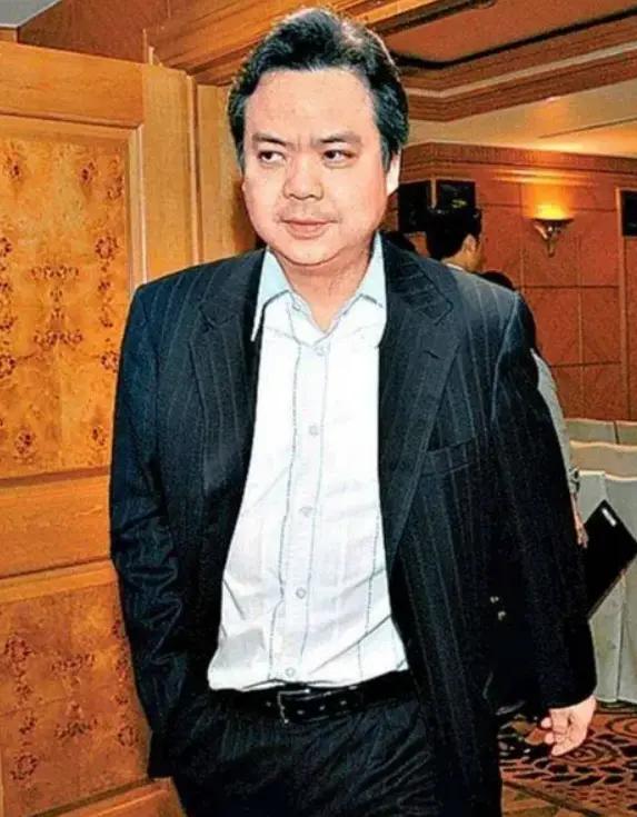 提到张松桥，绕不开他与“全港最贵凶宅”的关联——这栋曾因特殊背景让多数投资者避之