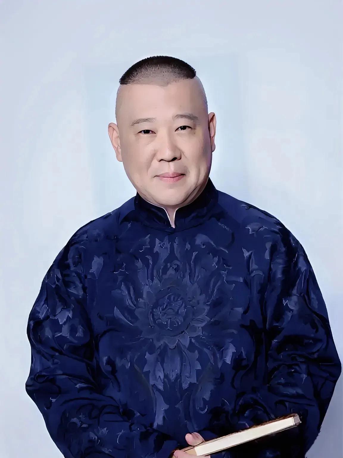 郭德纲对徒弟有着多面的表现，既严格要求，也有悉心栽培和关怀照顾。

严格要求，注