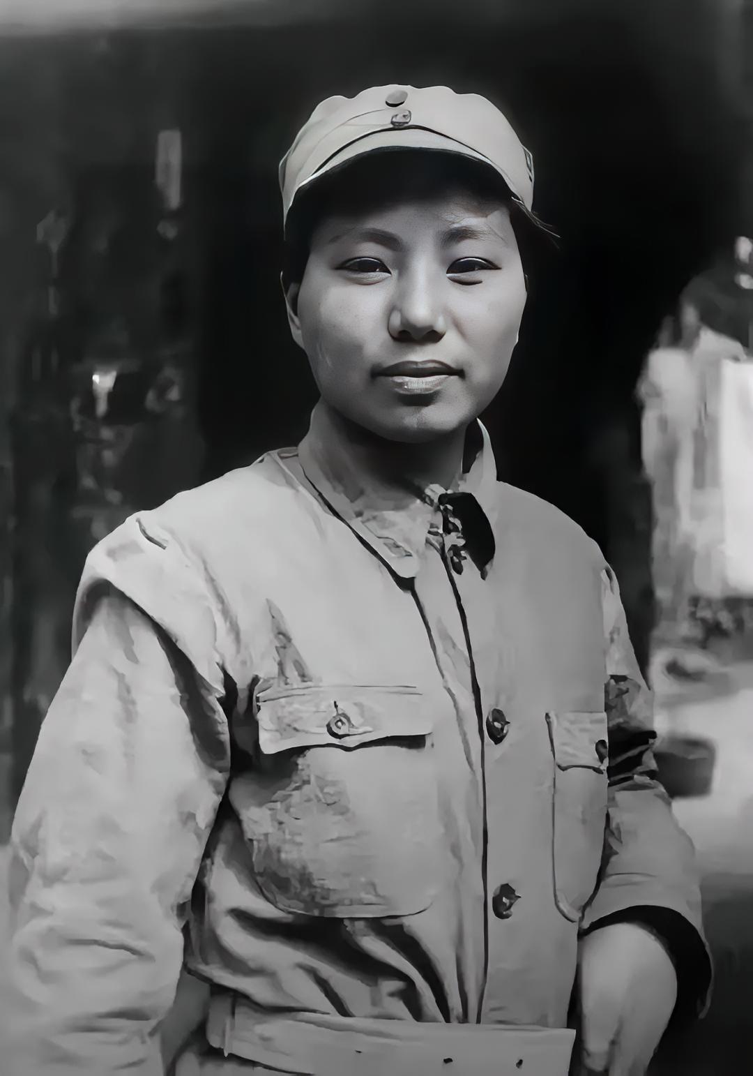 16岁女红军被活埋，黄土埋到胸口，她一滴泪没掉。千钧一发，一匹快马冲来，马上的人