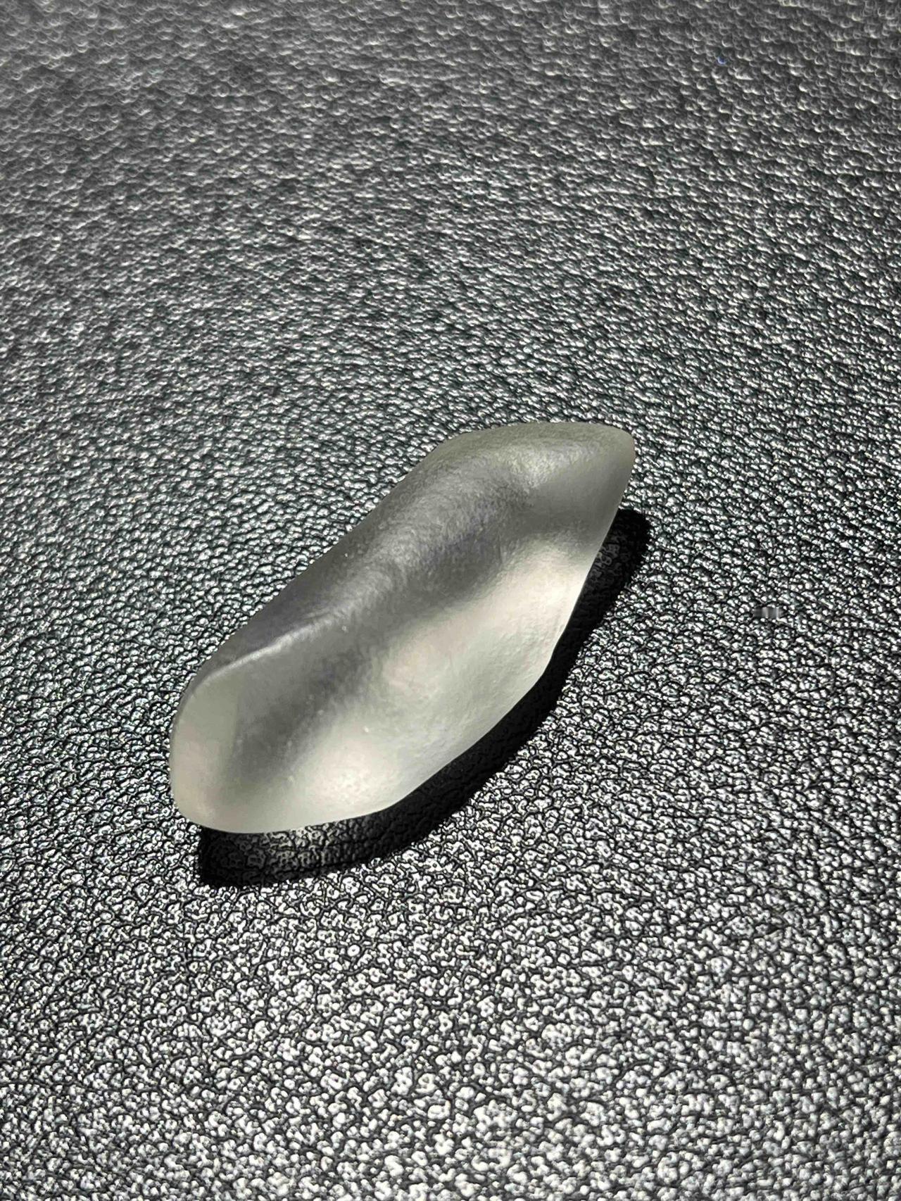 您会爱上美丽的金丝玉吗?
新疆戈壁白宝原石，[给力]光好形完整，[鼓掌]镶嵌金银