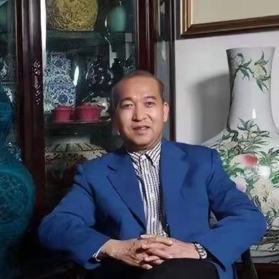 [微风]1991年，他放弃中国国籍，转头加入英国。在英国，他打扮成乞丐，四处捡废