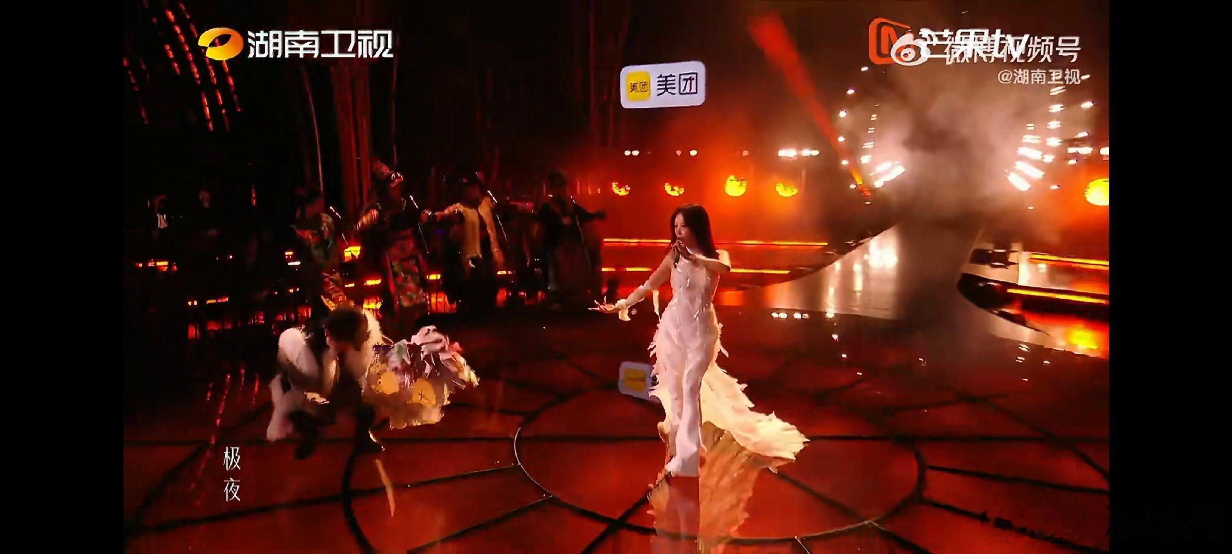 歌手排名万妮达赢了万妮达这首《唤醒我》的舞台真的直接炸穿全场，看完心里只剩太震撼