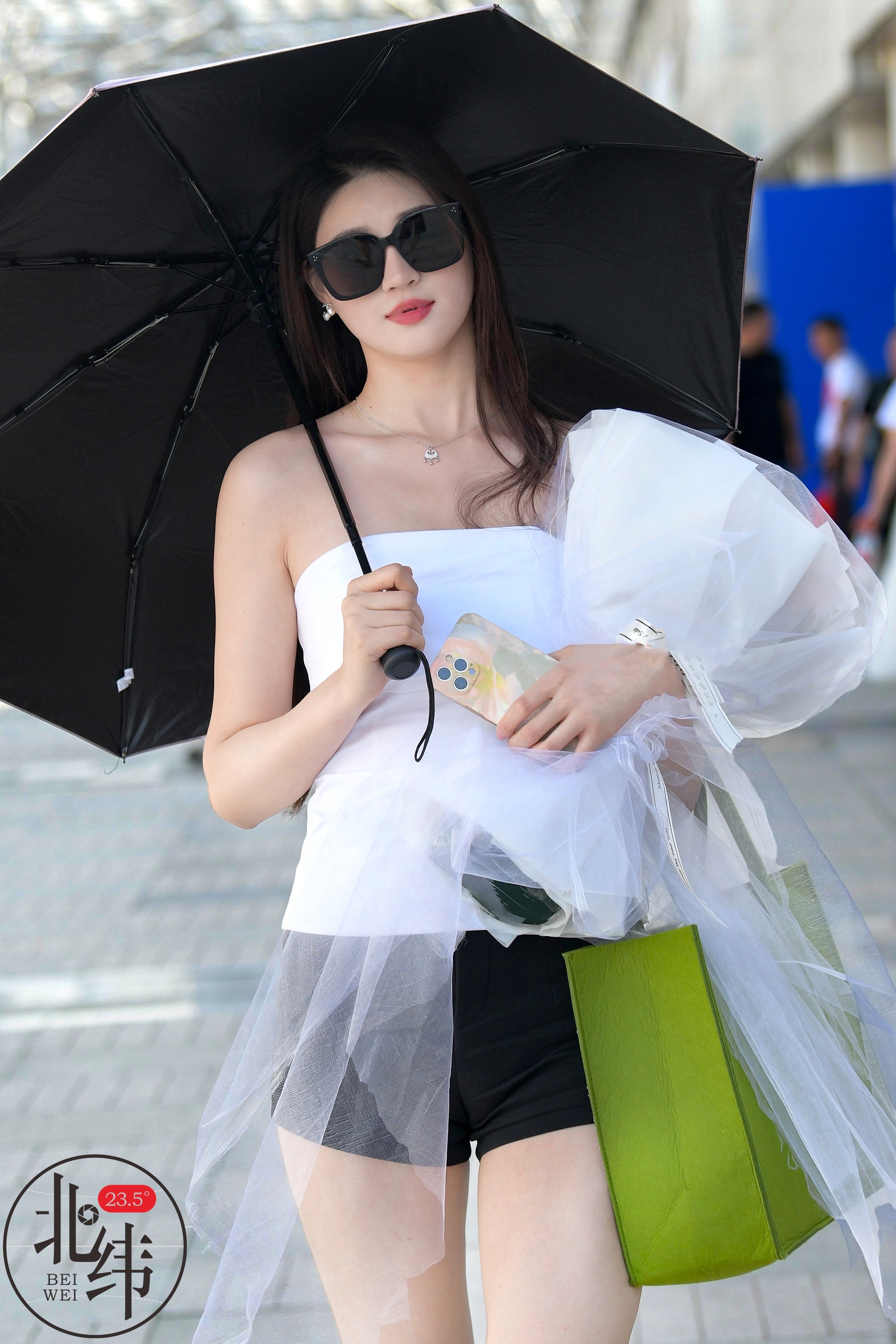 每当我撑起这把黑伞，我都能感受到来自粉丝们温暖的支持与鼓励。 ​​​