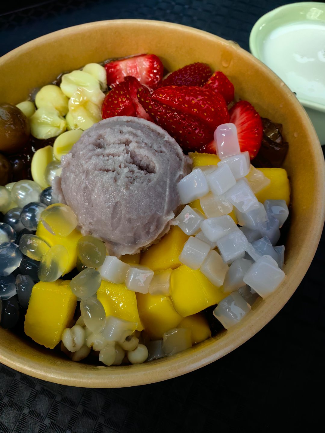 *在路上*哇，甜品～超级大满足，那杯是店家自己熬的椰奶...广东汕头小公园...