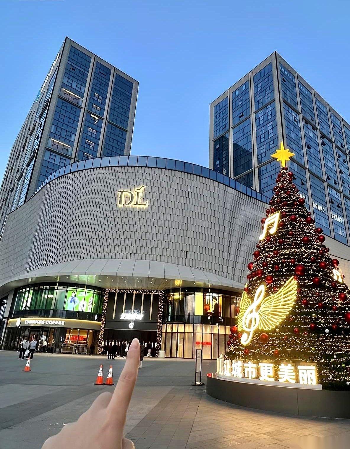 枪响了。
许昌那一声枪响，我敢说，一半的人眼睛都没盯着进去的那位，而是死死地，像