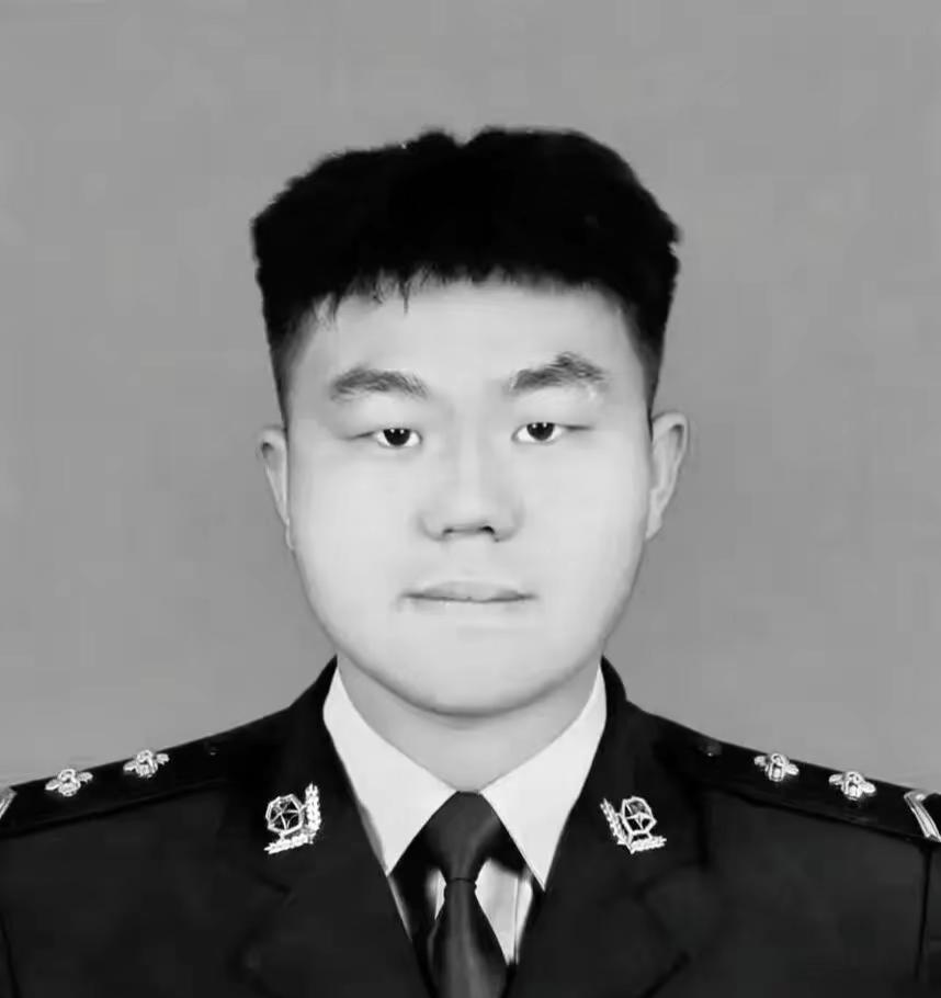 英雄追悼会 致敬人民战士赵子龙赵子龙，男，2001年出生，生前系新疆生产建设兵团
