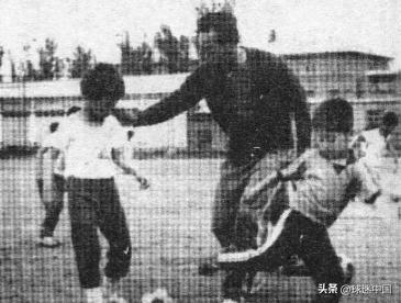 肇新生至今珍藏着几个笔记本，那是从肇俊哲跟着张引练球开始，他把教练每一堂训练课的