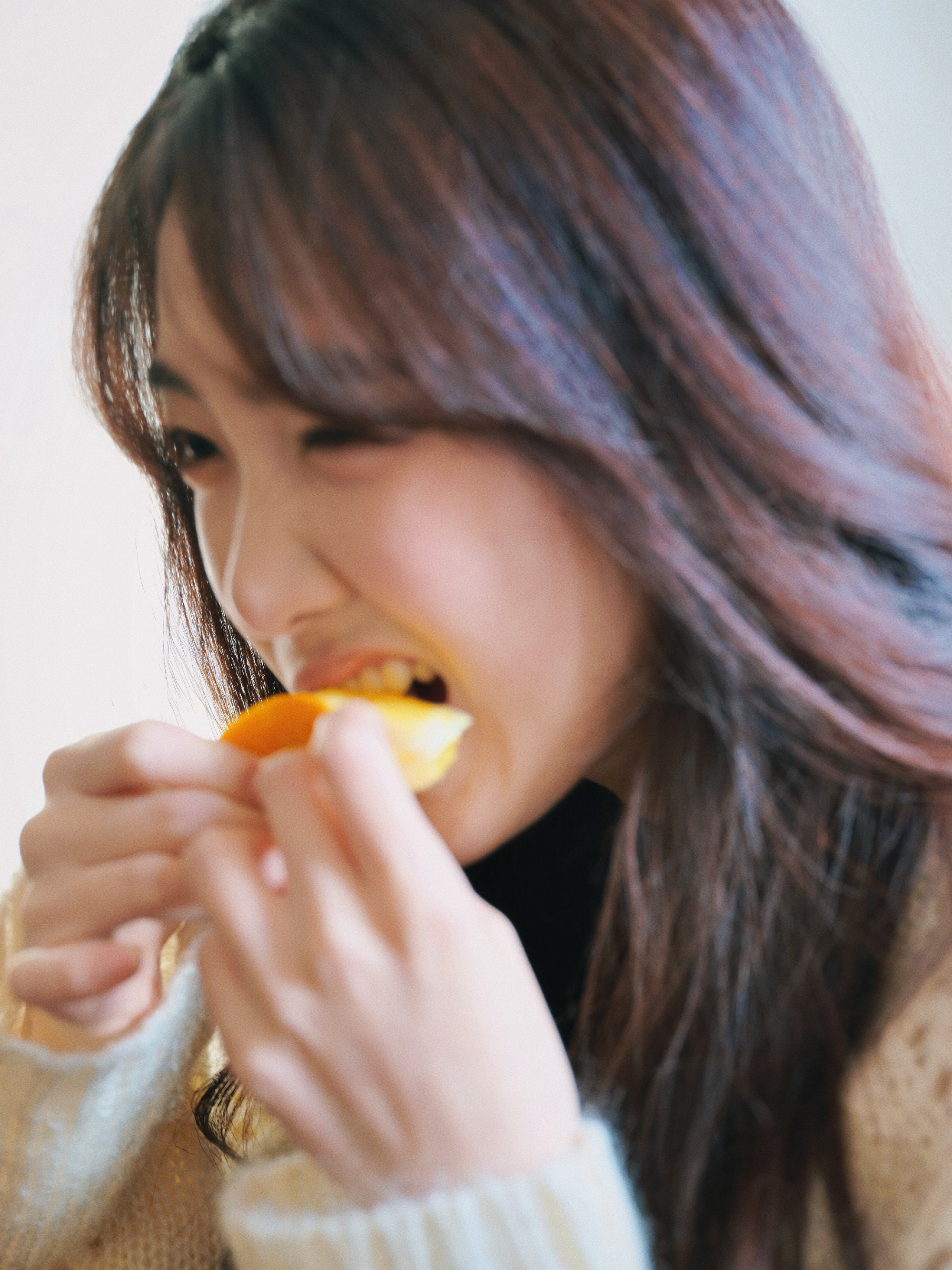 从《一个好天气》南橙的路透，到《三人行》里的王一漫，的笑容永远是戏里戏外最温暖的