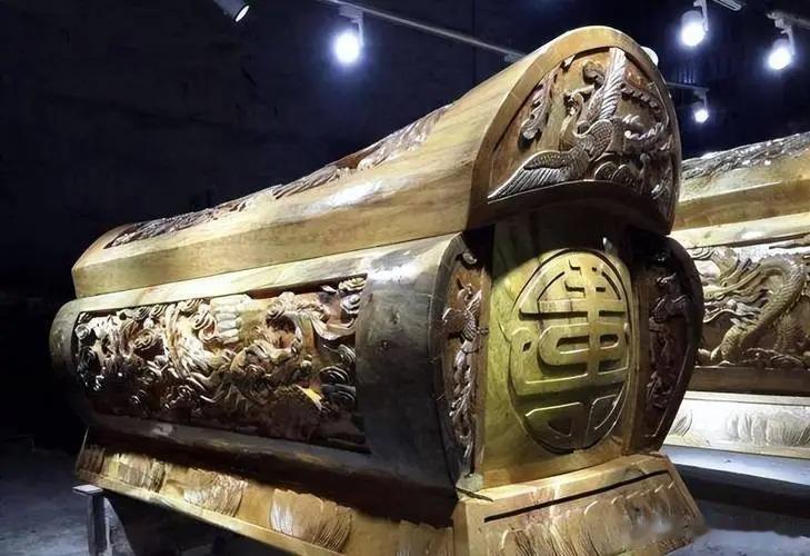 浙江挖出一口金丝楠木棺材，重达千斤，解开千古“黄金头”谜案

你相信一个黄金头颅