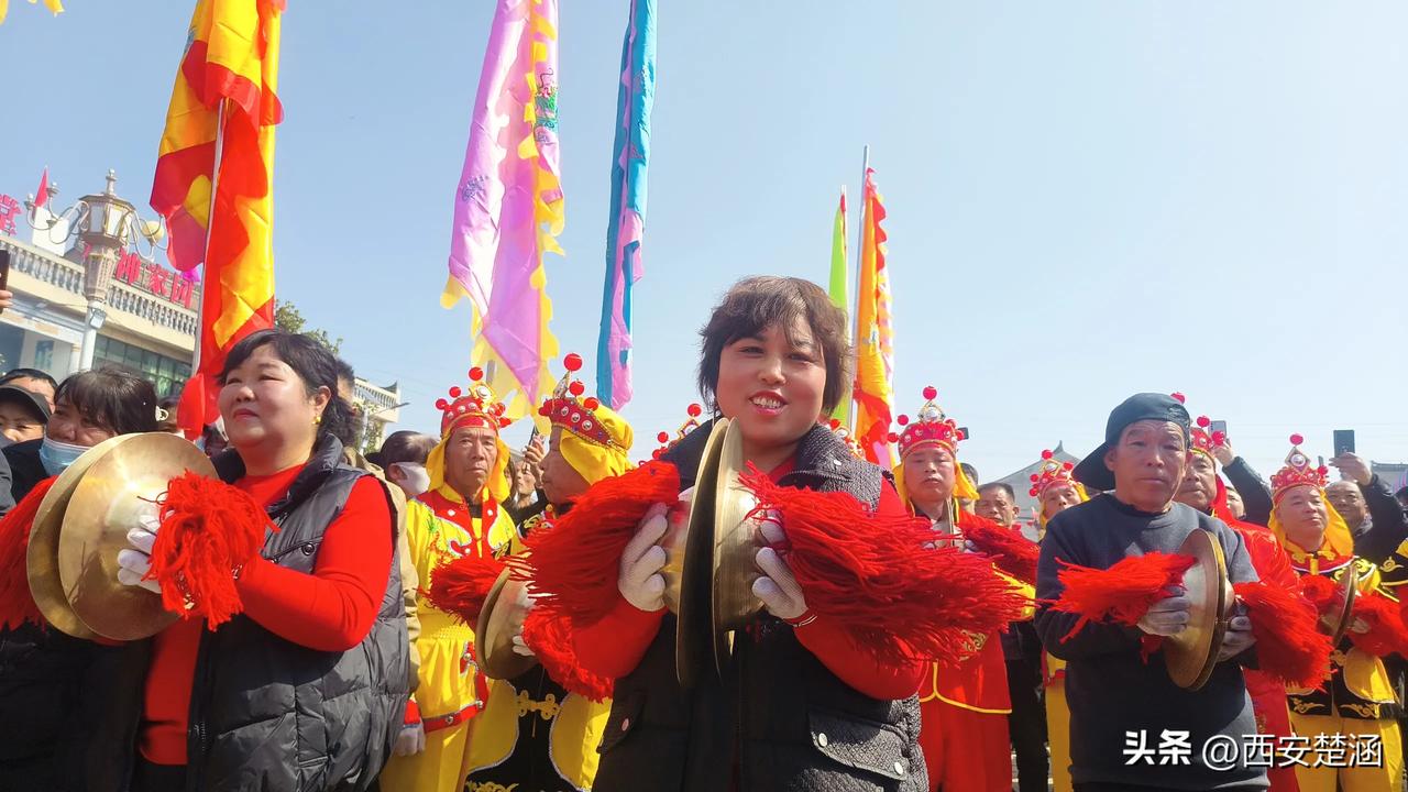 【五联村东岳庙古会：秦韵乡音里的周至风华】近日，周至县哑柏镇五联村蒋寨东岳庙古会