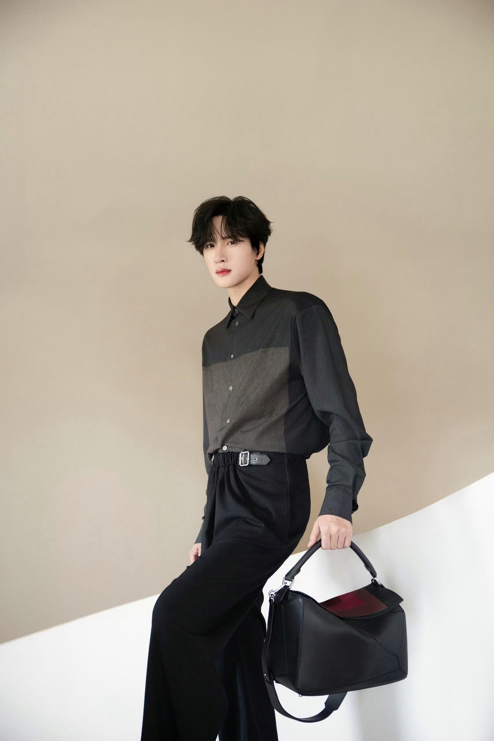 展轩 × LOEWE全新营业大片，身穿 Loewe 拼色衬衫搭配 Puzzle 