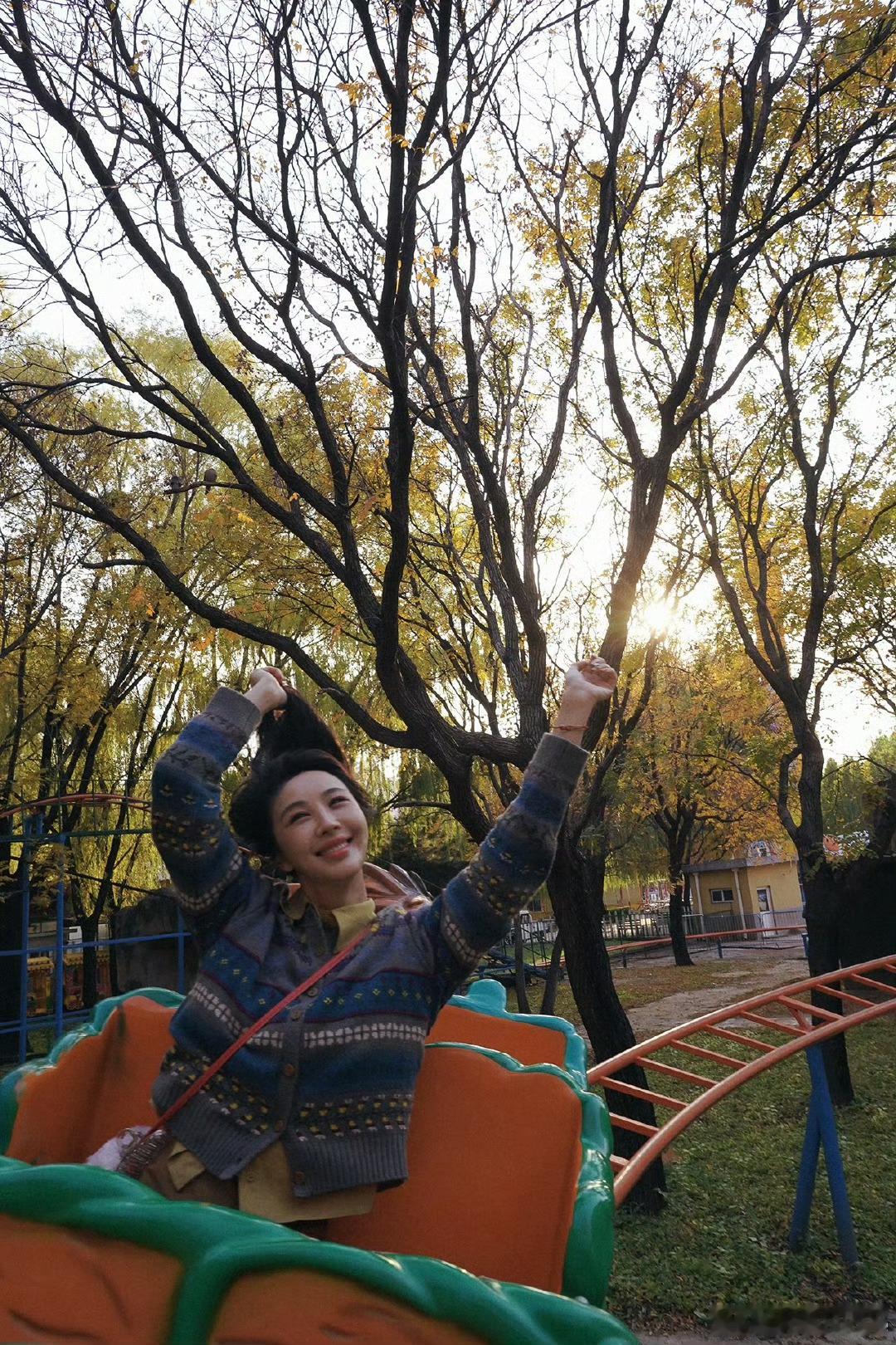 李菲儿美成啥了李菲儿美成啥了，好明媚的美！！旋转木马摇出复古甜意，红裙曳绿野是旧