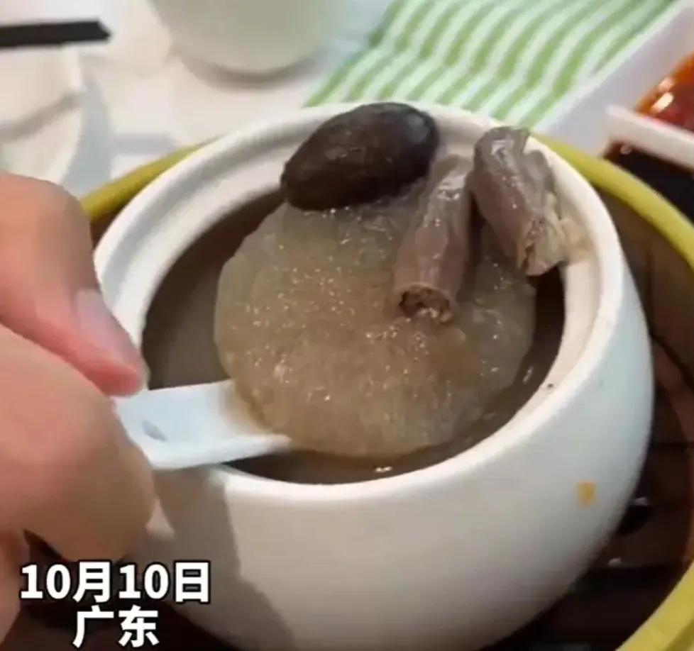 #女子吃早茶喝热汤喝到大冰块#
女子吃早茶喝热汤，汤里有冰块，违反常理，很蹊跷。