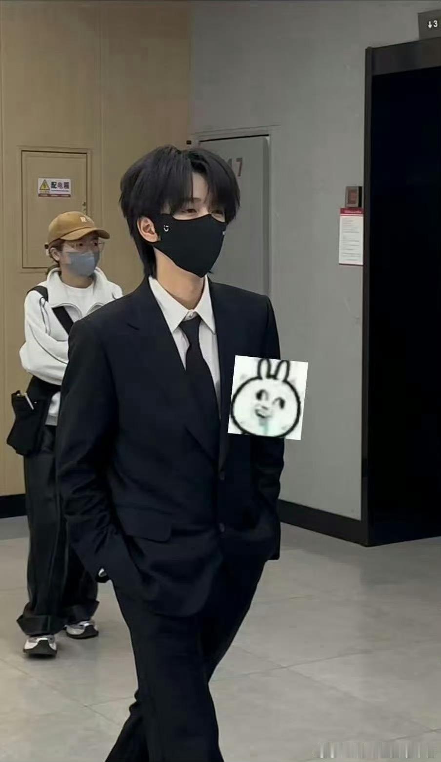 贺峻霖答辩贺峻霖去答辩了贺峻霖去答辩了，意气风发，哇哦 