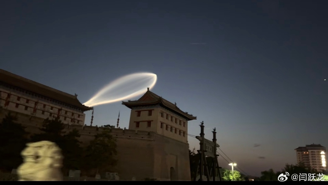 西安上空现白点状不明飞行物这是鲲鹏吧？[嘻嘻][二哈] ​​​