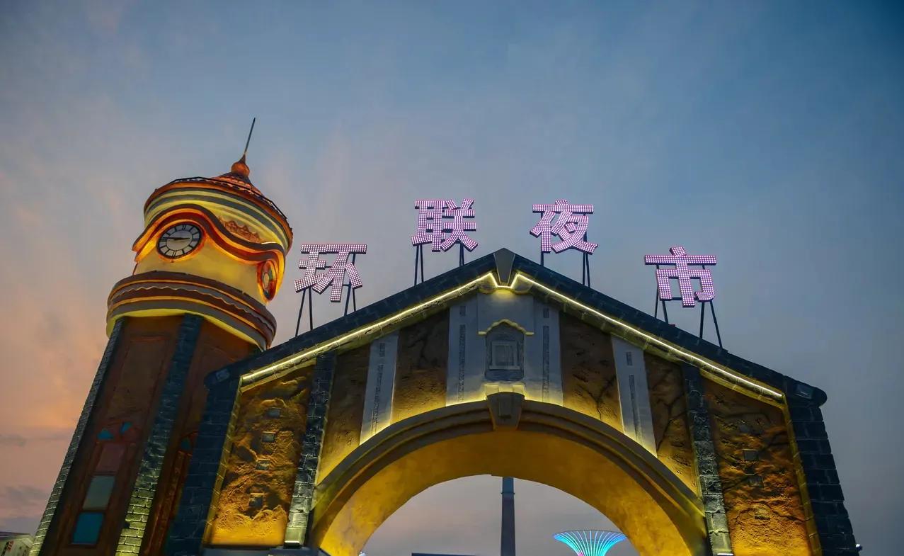 济南环联夜市新址昨天开业
不愧是济南最大最火爆的夜市啊
首天开业，人气爆满
看看
