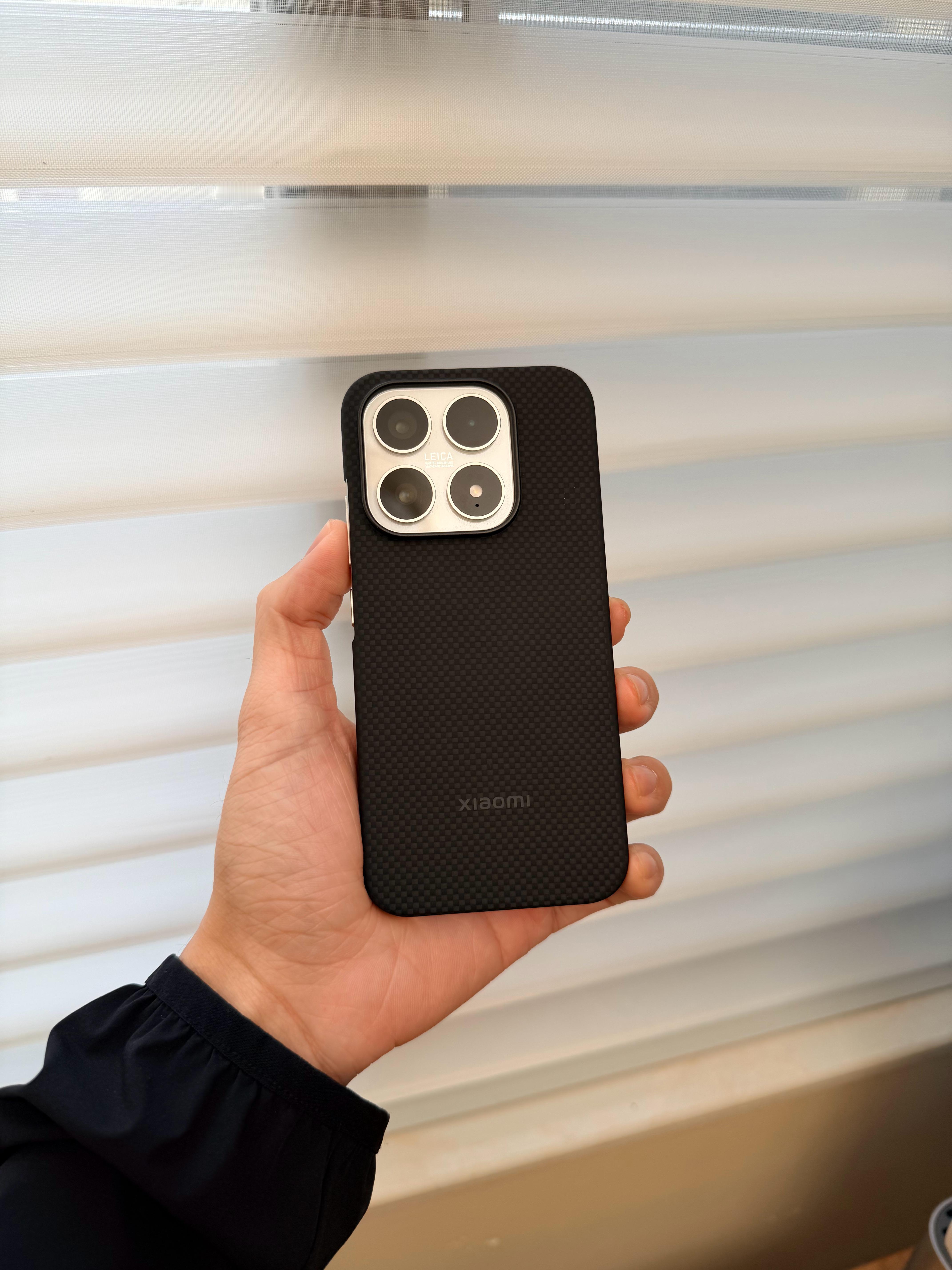 小米17的官方龙鳞壳依旧是最适合的，基本上手感完全保留……非常舒适 ​​​