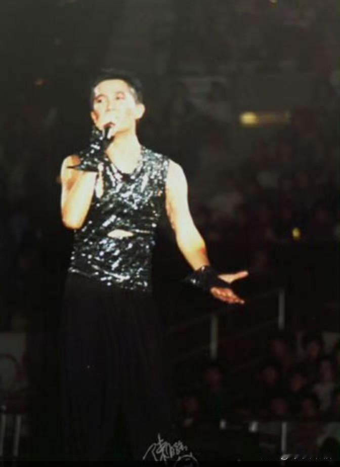🎆永远的陈百强👉他穿着那件亮片无袖衫，戴着半指手套，站在台上轻握麦克风的样子