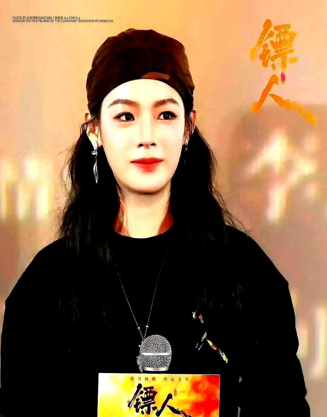 一声“老婆”刚破口而出，陈丽君本能地往后一缩。
梁家辉已经张开双臂，像一堵墙挡在