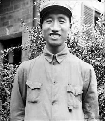 1975年，徐向前的儿子带女朋友回家，元帅亲自下厨做了一桌子菜。饭后，女孩却对徐