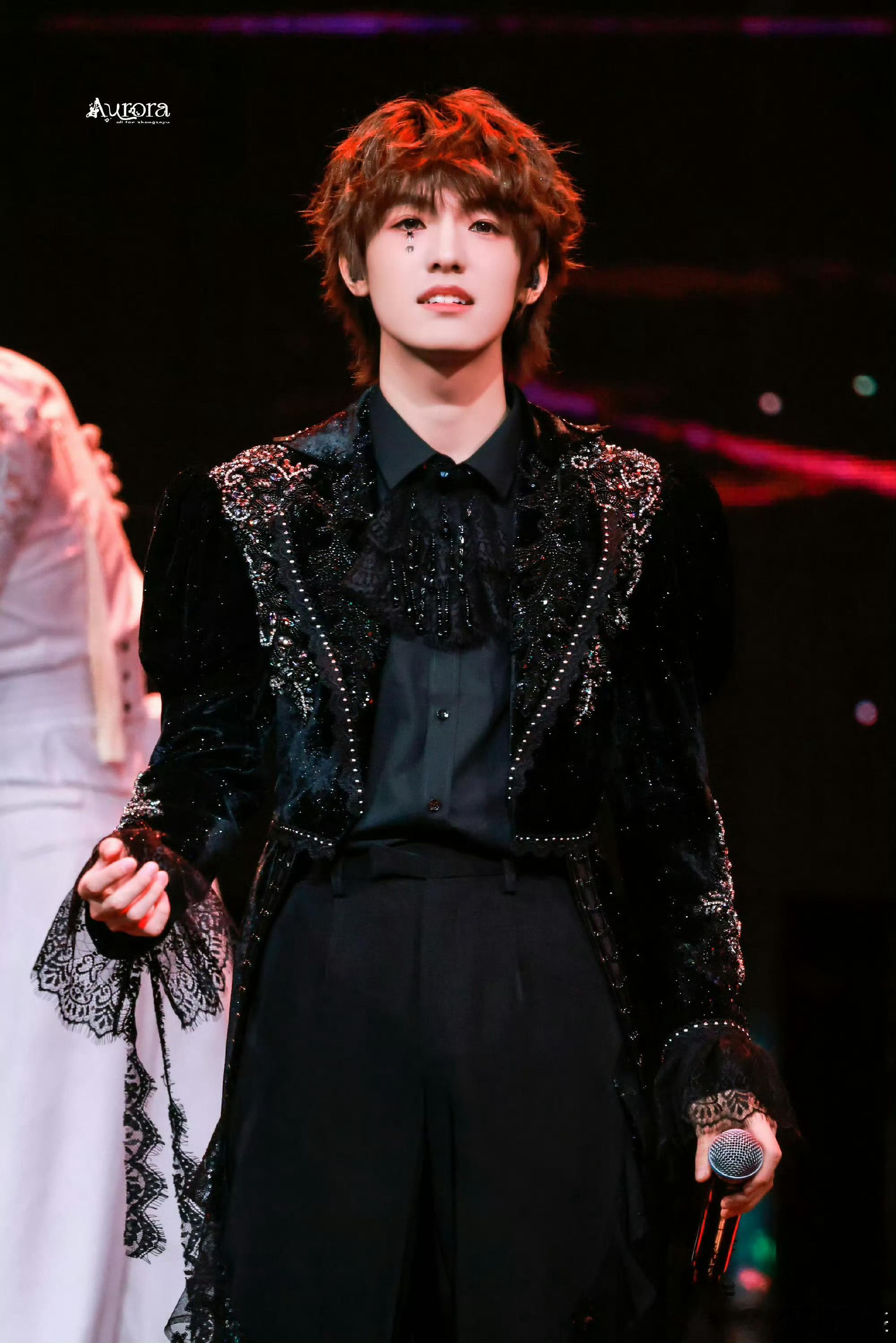 张泽禹高音大主唱控场 谁被张泽禹的高音惊艳到！顶级真声开口即封神，清亮又有力量，