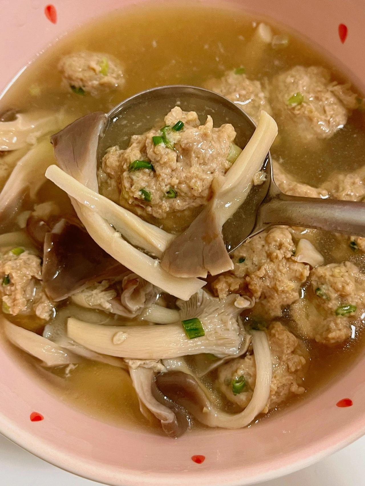 今天公开我从小喝到大的肉圆汤，鲜掉眉毛
这道菜的重中之重就是肉馅，调好馅和各种你