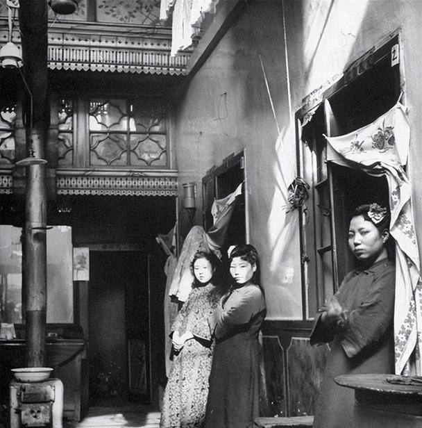 1912年清帝退位，维系两百多年的旗人俸禄制度彻底终止，大量失去生计的八旗妇女被