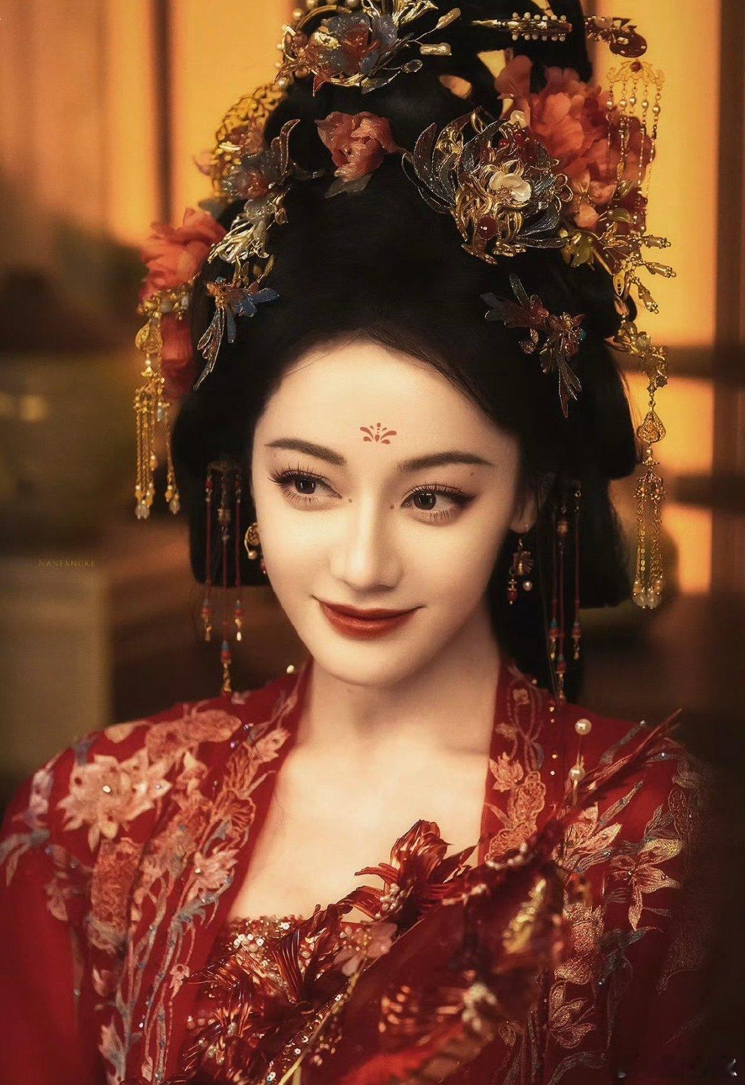 迪丽热巴吴谨言陈都灵眉眼痣 谁懂啊！美人痣真的是颜值点睛笔，热巴媚而不俗，吴谨言