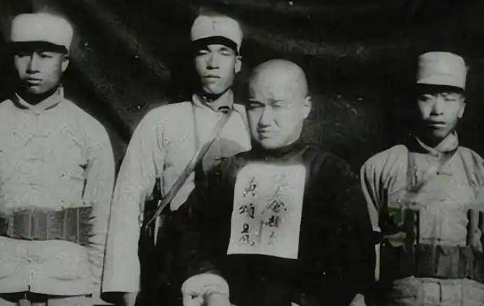 1951年，汉奸头子张百奎被执行枪决，行刑人员扣扳机时刻意偏了几寸，围观乡亲们见