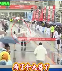 越看越气愤！事出反常必有妖！

原来草包裁判不仅近视，还是色盲！

终于看到这个