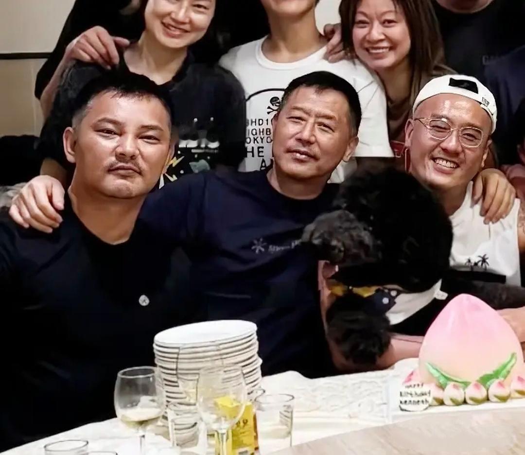 张国荣前男性朋友唐鹤德现身朋友生日派对，已经67岁的唐鹤德有些发福变样，更加富态