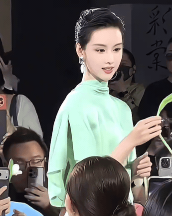 “清水出芙蓉”第一个是刘亦菲，
第二个应该就是她了吧，
整个造型真的让人有种赏心