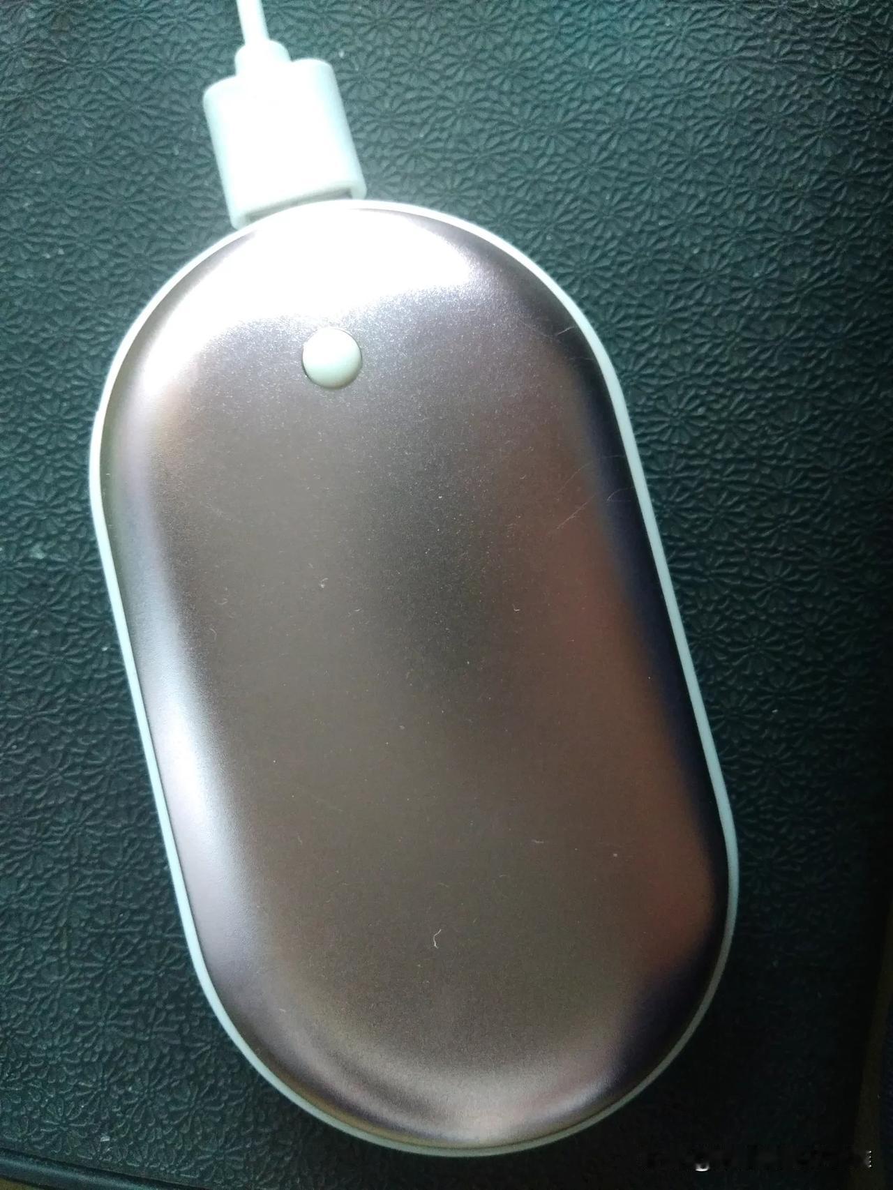 科技真的改变了生活。在我们的日常生活中，有灌热水的热水袋，有充电的暖宝宝，有用于